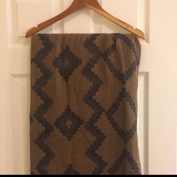 Aritzia Diamond Mosaic Blanket Scarf - Picture 5 of 7